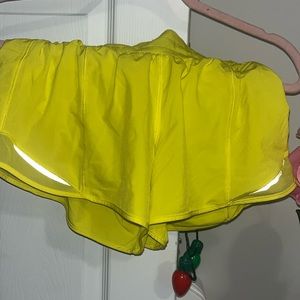 HIGHLIGHTER YELLOW LULU SHORTS!! 💛💛